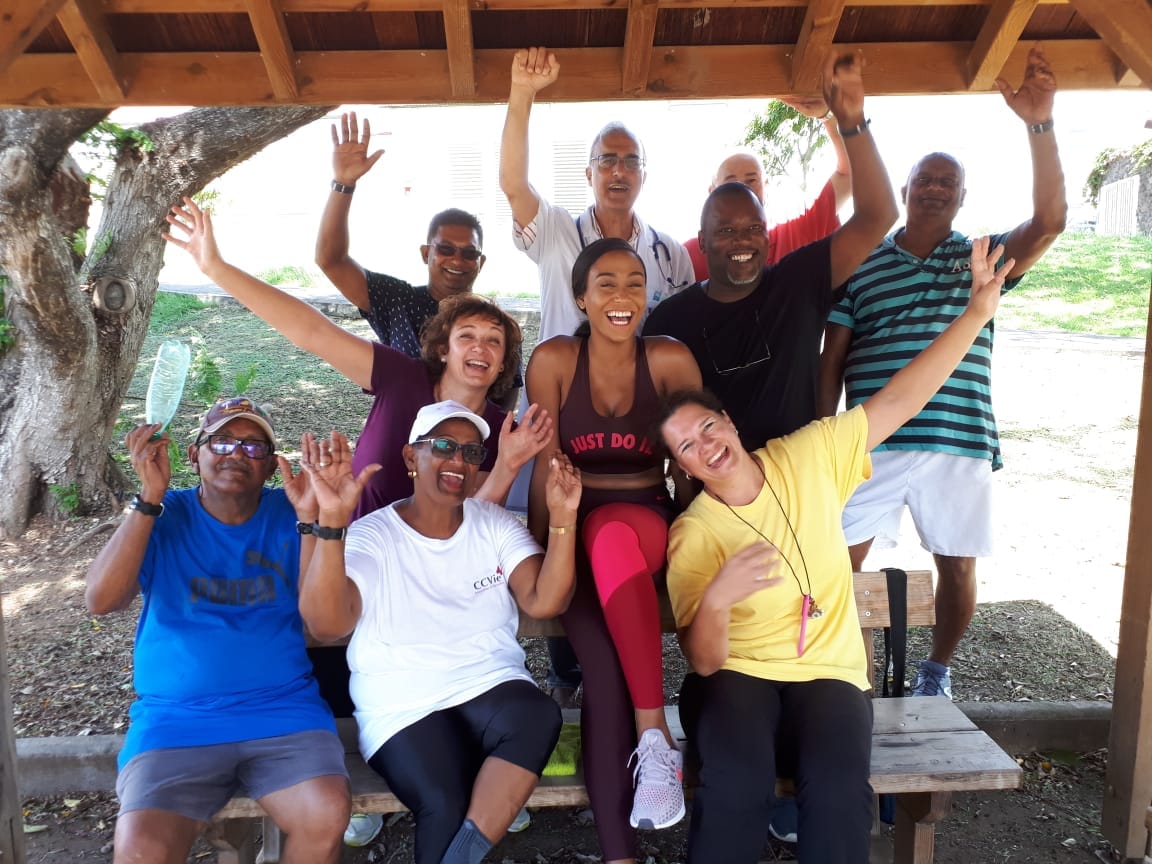 Morgane Thérésine avec des professionnels de santé et des patients lors d’une action de prévention et d’activité physique en Guadeloupe en 2018.