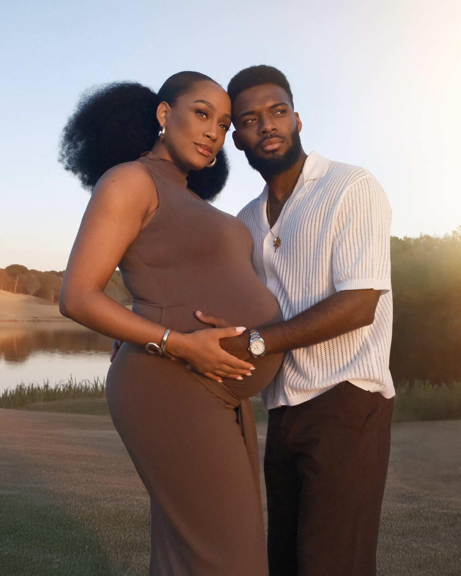 Morgane Thérésine enceinte aux côtés de Thomas Lemar lors d’un portrait de grossesse en 2025.