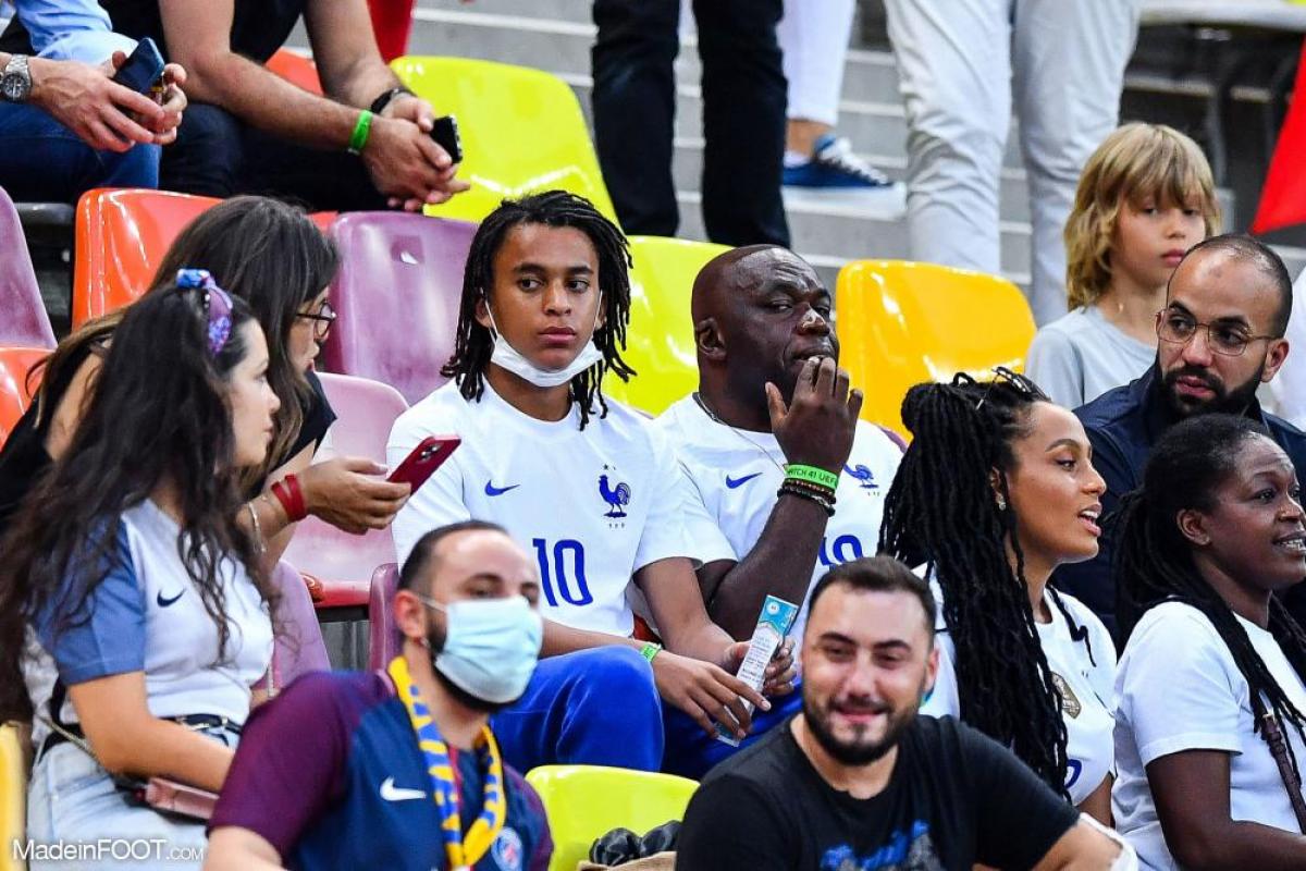 Morgane Thérésine et sa mère dans les tribunes lors du match France-Suisse de l’Euro 2020 à Bucarest, le 28 juin 2021.